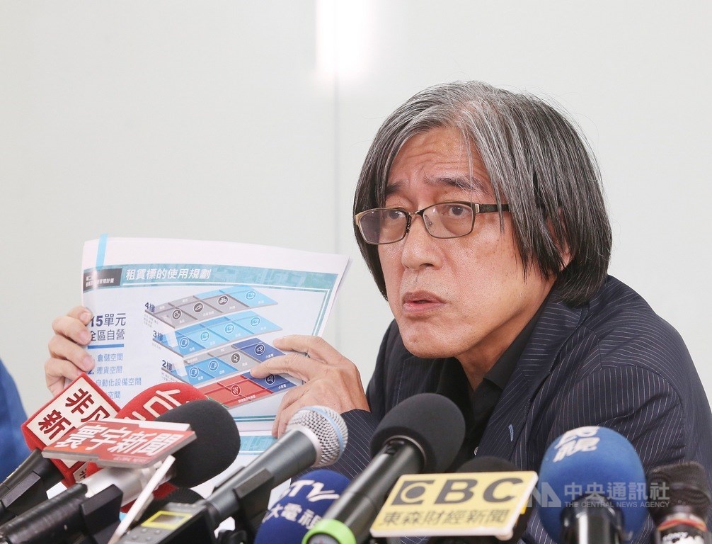 中華郵政物流中心招租案引發惹議,網路家庭公司(PChome)董事長詹宏志15日下午在記者會中,拿出企劃書對外界說明澄清。中央社記者郭日曉攝 108年5月15日