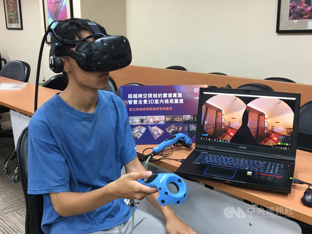 團隊指出,目前技術「只要一張全景照片」,透過機器學習技術,不需要後製,就可重建室內3D格局,再結合虛擬實境技術,觀賞者可以感受到室內立體感,線上賞屋民眾像是玩3D遊戲,在各個空間自由穿梭。中央社記者蔡芃敏攝 108年5月15日