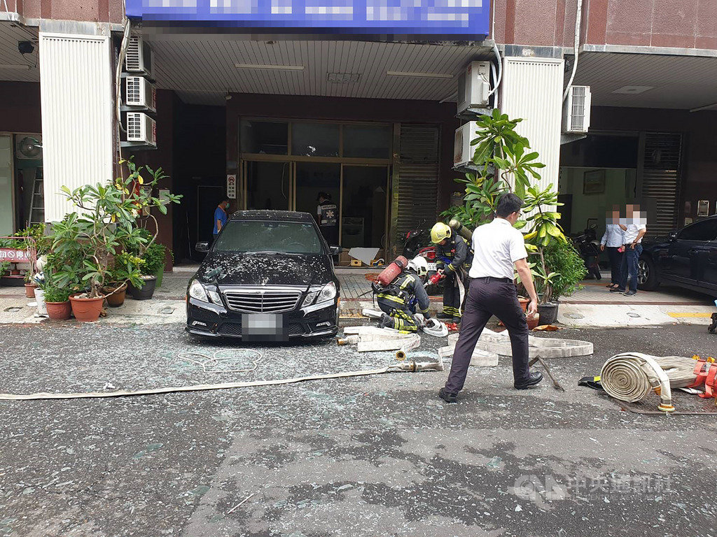 高雄市消防局15日指出,鼓山區民康街一家設計公司中午發生爆炸並冒出黑煙,震碎門窗玻璃且停在1樓騎樓的自小客車也遭波及,現場1名男子重傷命危,已緊急送醫。(翻攝照片)中央社記者程啟峰高雄傳真 108年5月15日