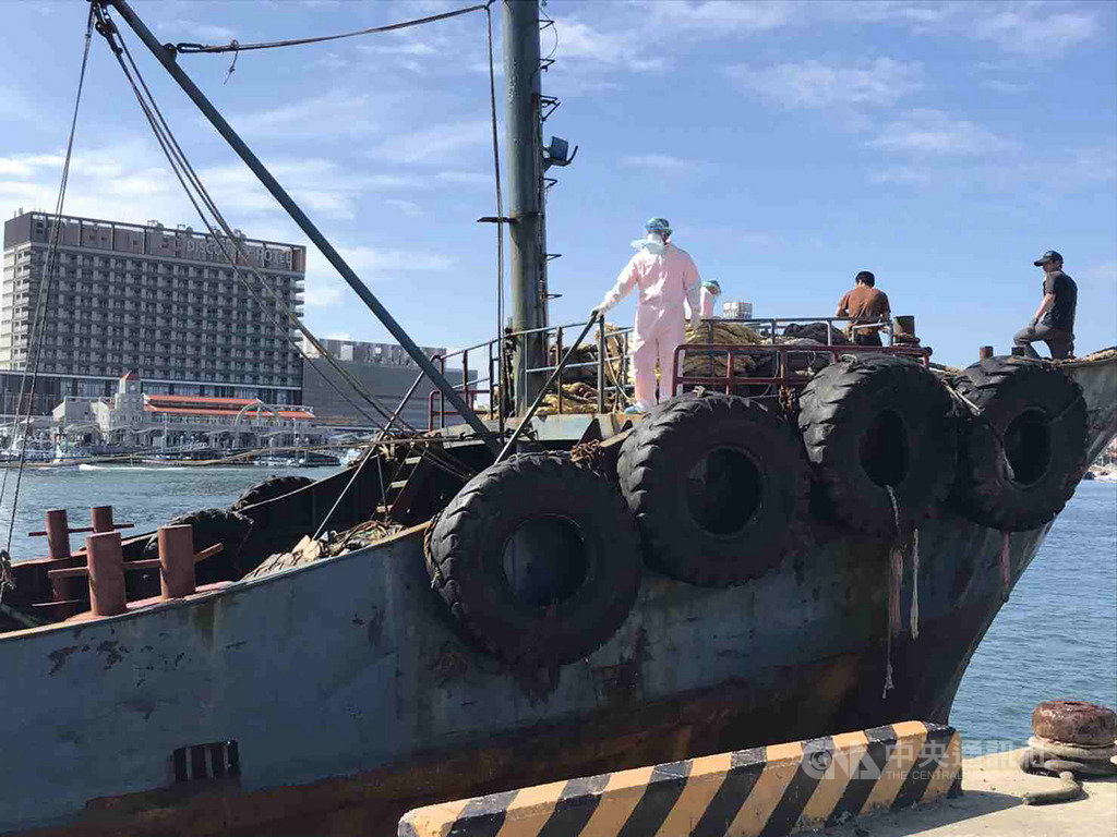 澎湖海巡隊15日發現一艘越界中國大陸籍無船名油品補給船,依法將人船押返調查,由於船內查出豬肉,為嚴防非洲豬瘟疫情,船身加強消毒,豬肉則密封查扣銷毀。(澎湖海巡隊提供)中央社 108年5月15日