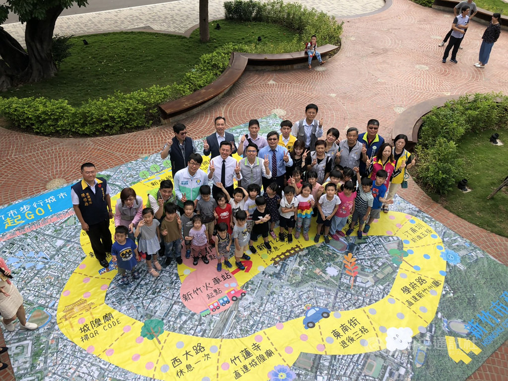 新竹市政府15日發表民國107年度數值航測地形圖修測成果,並延伸使用地形圖改造成互動遊戲「步行城市大富翁」及「九宮格立體拼圖」,讓民眾玩地圖遊竹市,落實科普、寓教於樂精神。中央社記者郭宣彣攝 108年5月15日