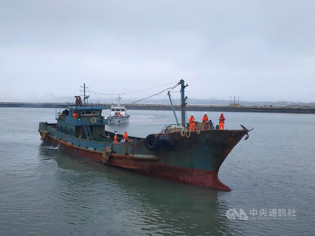 海巡署金馬澎分署勤務人員15日在烏坵島近海發現一艘非法越界的無船名中國大陸籍船隻,經驅離後又趁機返回,海巡隨即強行登檢,將人船押返金門料羅港調查。(第九海巡隊提供)中央社記者黃慧敏傳真 108年5月15日
