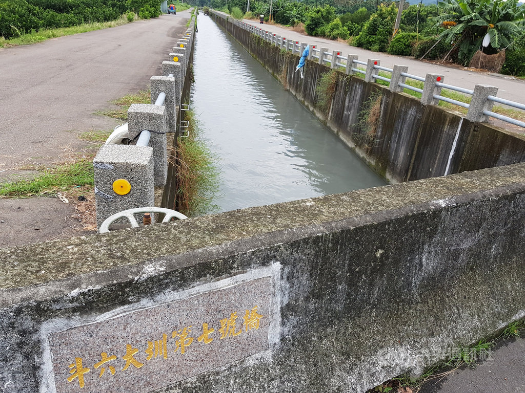 斗六大圳每年5月15日啟動通水灌溉期,雲林農田水利舉行俗稱圳頭祭的通水典禮,水源引自濁水溪(早期也引自清水溪),流經雲林縣林內鄉、斗六市、古坑鄉、嘉義縣大林鎮等,灌溉1萬多公頃農田。中央社記者葉子綱攝 108年5月15日