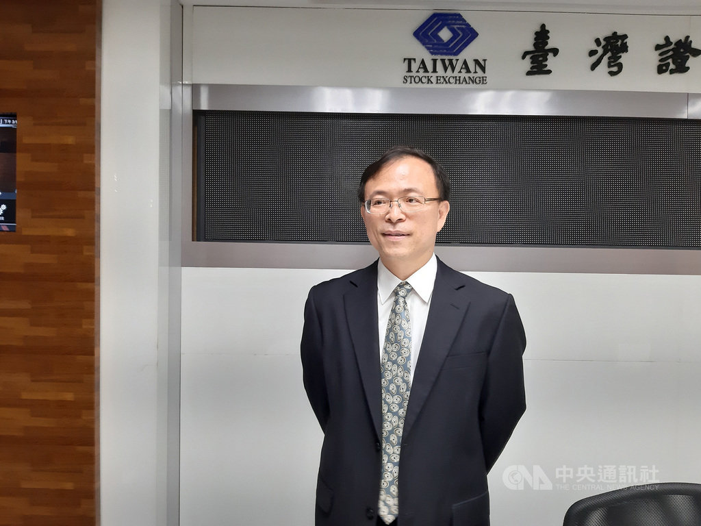 製鞋大廠寶成工業發言人何明坤15日在台灣證券交易所重大訊息記者會表示,寶成目前持有潤成投控股權約20%,因潤成投控持有南山人壽90.63%股權,等於寶成間接持有南山人壽約18%股權。中央社記者潘智義攝 108年5月15日