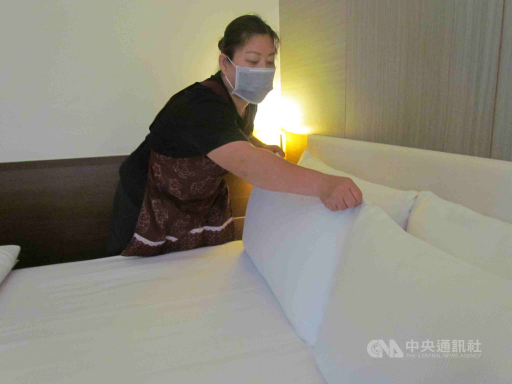 曾擔任餐飲助理的「阿麗」與領有輕度身障手冊的「阿吉」與「小傑」等人,勞動部澎湖就業中心透過「職場學習及再適應計畫」及「中高齡再就業」等協助,媒合至飯店擔任房務員工作。(澎湖就業服務中心)中央社 108年5月15日