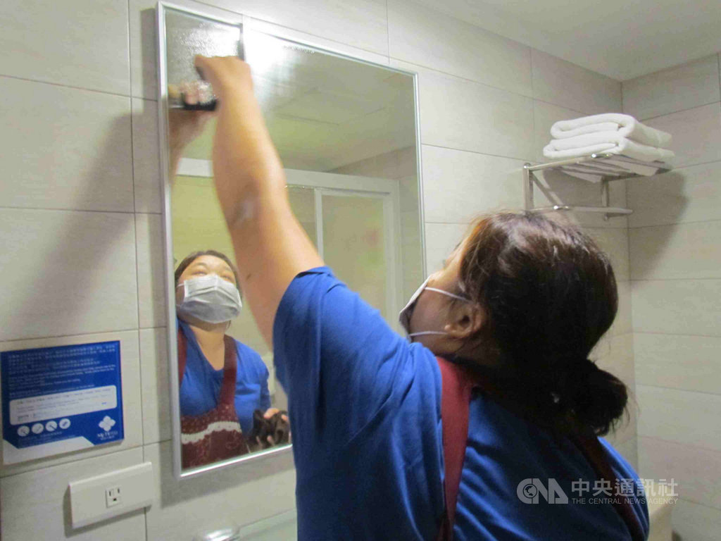 曾擔任餐飲助理的「阿麗」與領有輕度身障手冊的「阿吉」與「小傑」3人一組,負責飯店客房的清理,按照自己職務的SOP標準作業流程,分工清潔保養客房,雖動作稍緩,但卻整理的乾淨俐落。(澎湖就業服務中心)中央社 108年5月15日