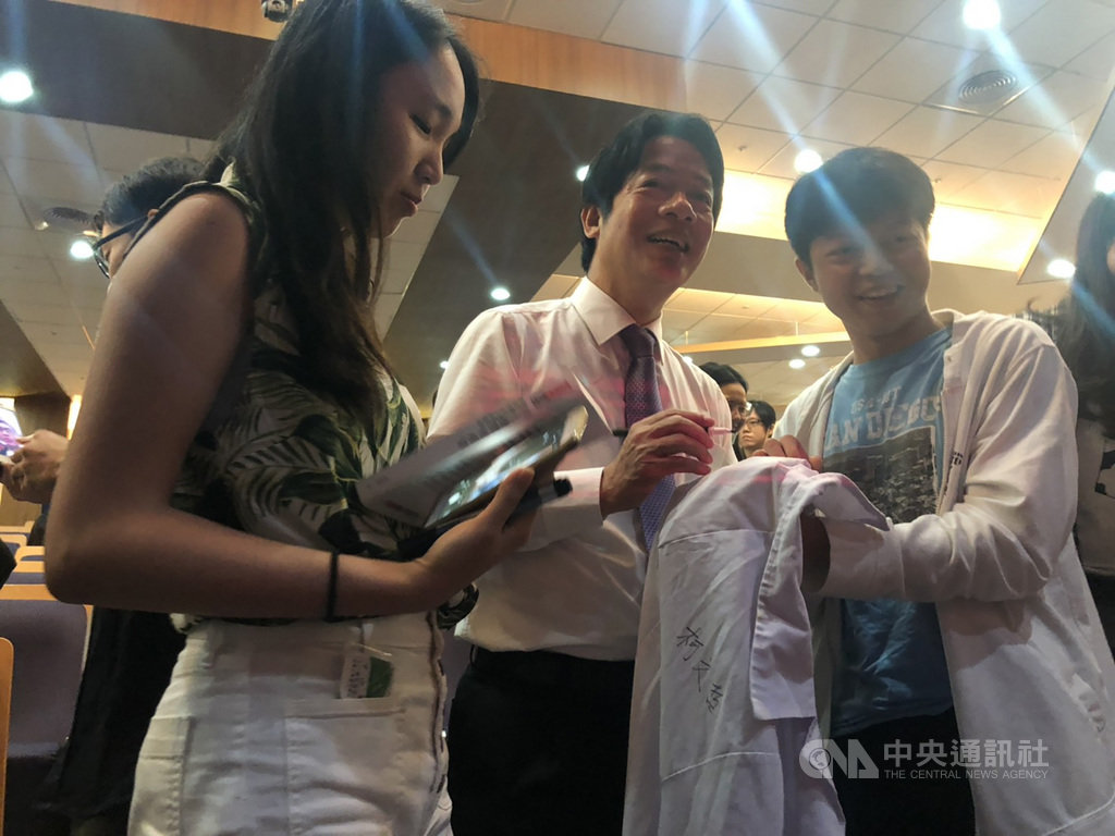 高雄市長韓國瑜拋出若當選總統要在高雄上班議題,前行政院長賴清德(中)15日受訪表示,韓國瑜講的不是遷都的概念,而是因為他當選沒多久就出馬選總統,怕違反高雄人民的期待。圖為學子向賴清德索取簽名。中央社記者趙麗妍攝 108年5月15日