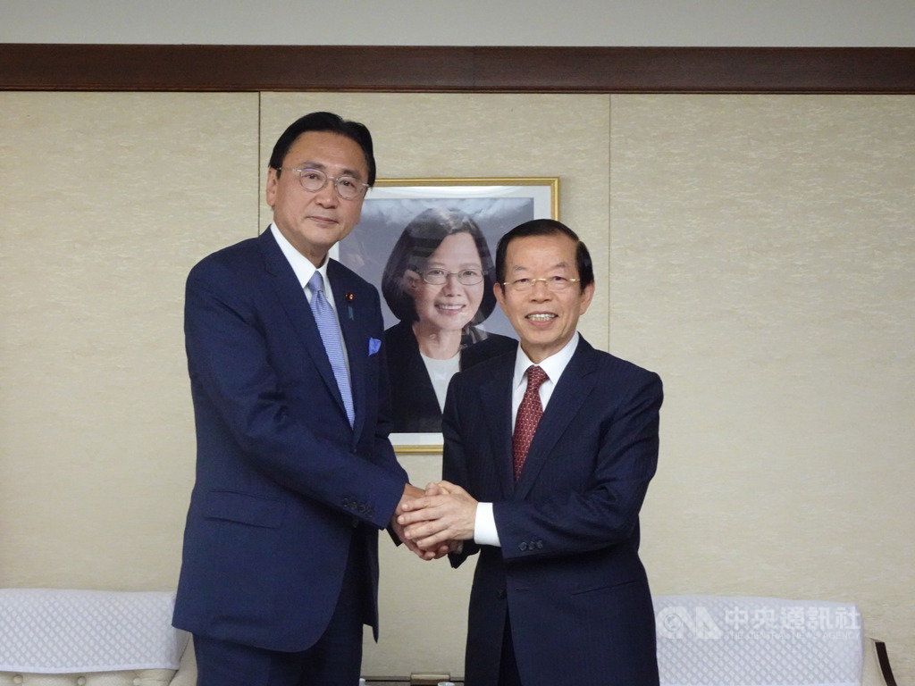 有287名日本國會議員參加的日華議員懇談會15日做出力挺台灣參加世界衛生大會(WHA)的決議文。日華懇會長古屋圭司(左)到位於東京的駐日代表處,將決議文交給駐日代表謝長廷。中央社記者楊明珠東京攝 108年5月15日