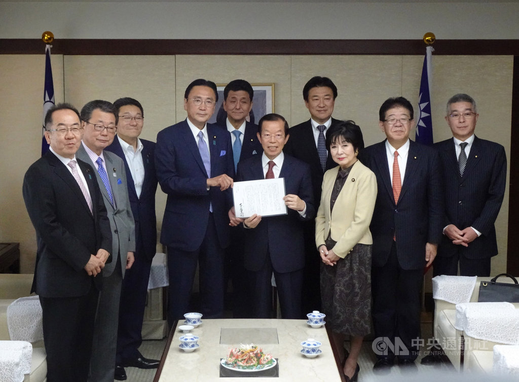 有287名日本國會議員參加的日華議員懇談會會長古屋圭司(前排右3)15日率團到位於東京的駐日代表處遞交力挺台灣參加世界衛生大會(WHA)的決議文,由駐日代表謝長廷(前排右2)接下。中央社記者楊明珠東京攝 108年5月15日