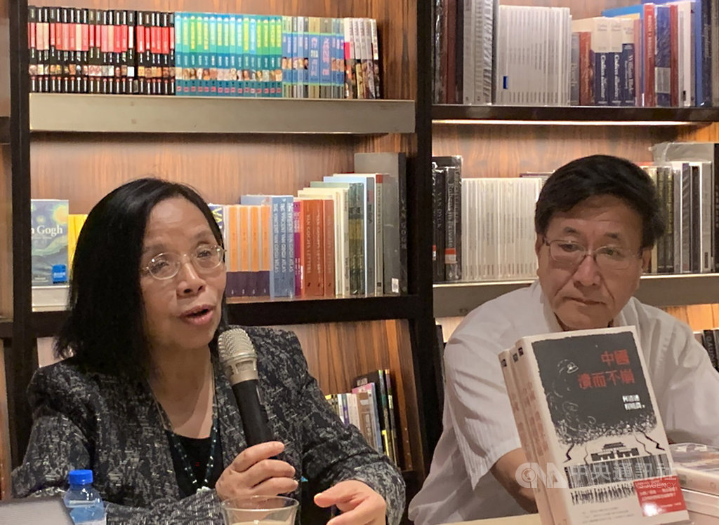 「紅色滲透:中國媒體全球擴張的真相」一書作者、中國大陸政經學者何清漣(左)15日在誠品敦南店舉行新書講座,分享對媒體與政治文化的觀察。中央社記者陳政偉攝 108年5月15日