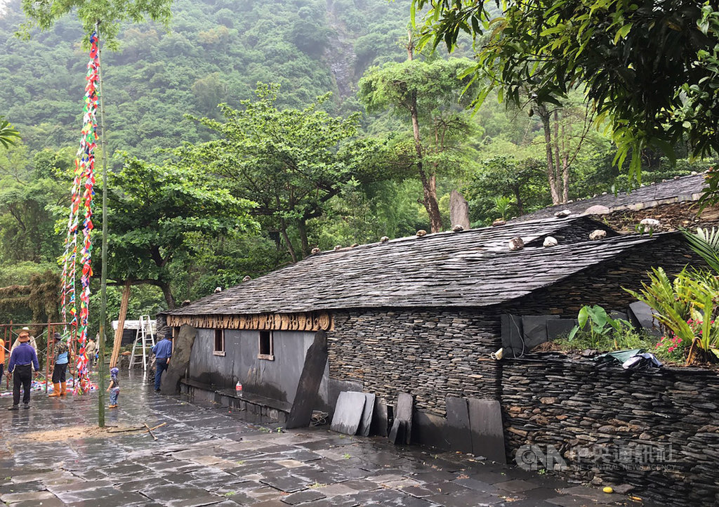 「斜坡上的話-2019大山地門當代藝術節」18日起在屏東縣瑪家鄉台灣原住民族文化園區展出,作品分為室內、外展示,園區裡的石板屋及頭目屋也成創作展示的一部分。中央社記者郭芷瑄攝 108年5月15日