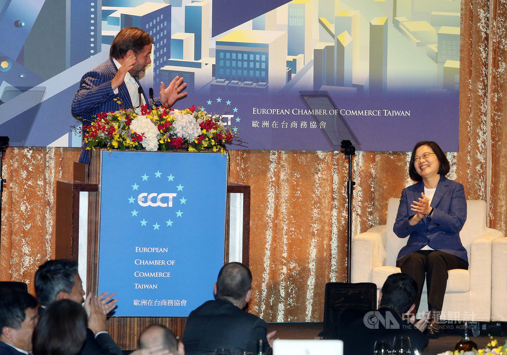 推動再生能源發展是總統蔡英文(右)的重要政策,歐洲商會理事長尹容(Giuseppe Izzo)(左)15日在2019歐洲日晚宴致詞表示,隨著風能產業逐漸成熟,台灣將獲得更大價值,「綠能要起飛,就靠小英總統辣台妹」。中央社記者郭日曉攝 108年5月15日