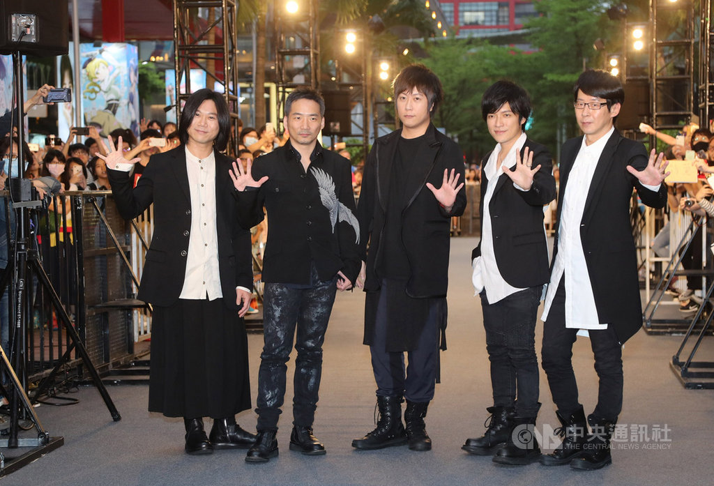 樂團五月天第3部3D演唱會電影「五月天人生無限公司」將於24日上映,五月天團員15日傍晚在台北信義商圈出席電影首映會,吸引大批粉絲到場支持。中央社記者張皓安攝 108年5月15日