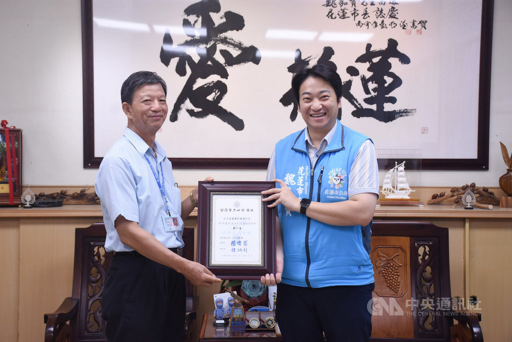 台電日前公布「全國22縣市節電冠軍地圖」大數據調查,花蓮市名列其中,去年6月到9月共有4萬1484戶加入節電行列,使用的度數和前年同期相比,節電度數超過709萬度。台電花蓮區處處長蘇建財(左)15日頒發獎狀給花蓮市長魏嘉賢(右)。(花蓮市公所提供)中央社記者李先鳳傳真 108年5月15日