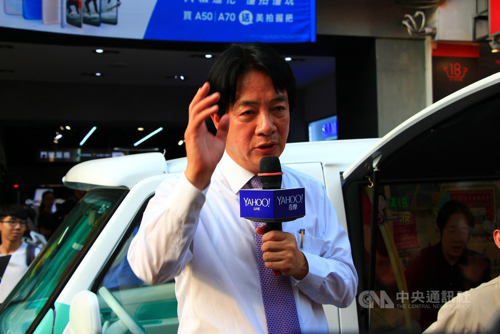 前行政院長賴清德(圖)的競選胖卡行動咖啡車,15日傍晚開到台中市逢甲商圈,他除站上肥皂箱宣講政治理念,並開放民眾互動提問。中央社記者蘇木春攝 108年5月15日