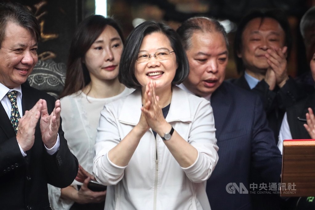 總統蔡英文(前中)15日至台北大稻埕慈聖宮參拜,致詞時表示,面對中國文攻武嚇,她沒有在主權上讓步過,表明要維持台灣獨立自主、主權獨立的現狀,世界其他國家沒有說她是「麻煩製造者」,「大家還覺得蔡英文說得很好」,台灣是區域安全穩定的貢獻者。中央社記者裴禛攝 108年5月15日