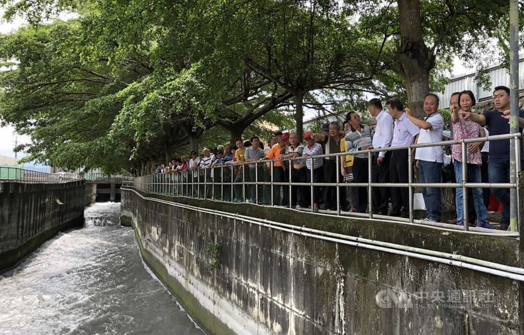 斗六大圳每年5月15日啟動通水灌溉期,雲林農田水利會上午由會長林文瑞率會務委員等人敬拜天地後,啟動水門通水。(雲林農田水利會提供)中央社記者葉子綱傳真 108年5月15日