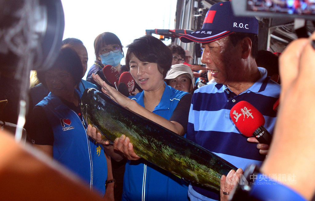 鴻海董事長郭台銘(右)15日下午走訪台東新港漁港,並參加漁貨競標,標到2尾「石喬仔」,他表示,要將最新鮮的魚寄回去給母親嘗鮮。中央社記者盧太城台東攝 108年5月15日
