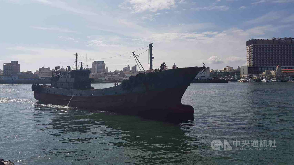 澎湖海巡隊15日發現一艘越界中國大陸籍無船名油品補給船,除了有5噸柴油外,船上還有5公斤豬肉,隨即將人船押返,船身配合防疫加強消毒,豬肉則密封查扣銷毀。(澎湖海巡隊提供)中央社 108年5月15日