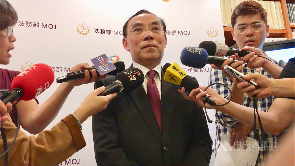 監委高涌誠15日表示,檢察官陳隆翔辦案缺失是經過法務部認證。對此,法務部長蔡清祥(中)表示,已派人深入研究到底檢察官本身在辦案上有沒有疏失,還是外界的誤解或監察院有所誤會,了解後會對外說明。中央社記者蕭博文攝 108年5月15日