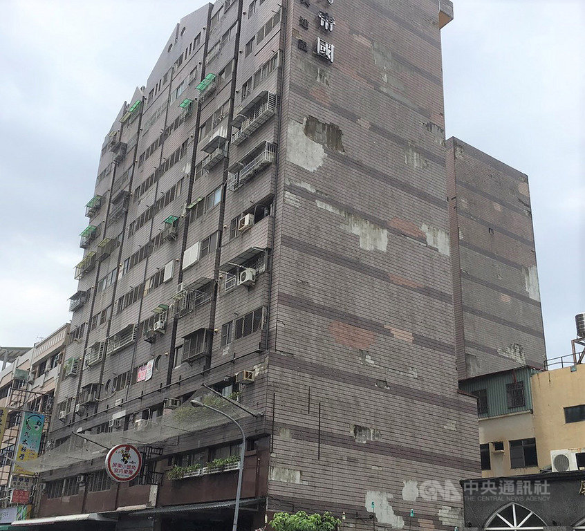 近日台灣發生多起規模5級以上地震,屏東縣政府15日表示,老舊建物常見的磁磚掉落、屋頂及外牆漏水等問題處理刻不容緩,為鼓勵自主更新,特別將相關工程補助經費從45%提升至最高75%,歡迎民眾申請。中央社記者郭芷瑄攝 108年5月15日