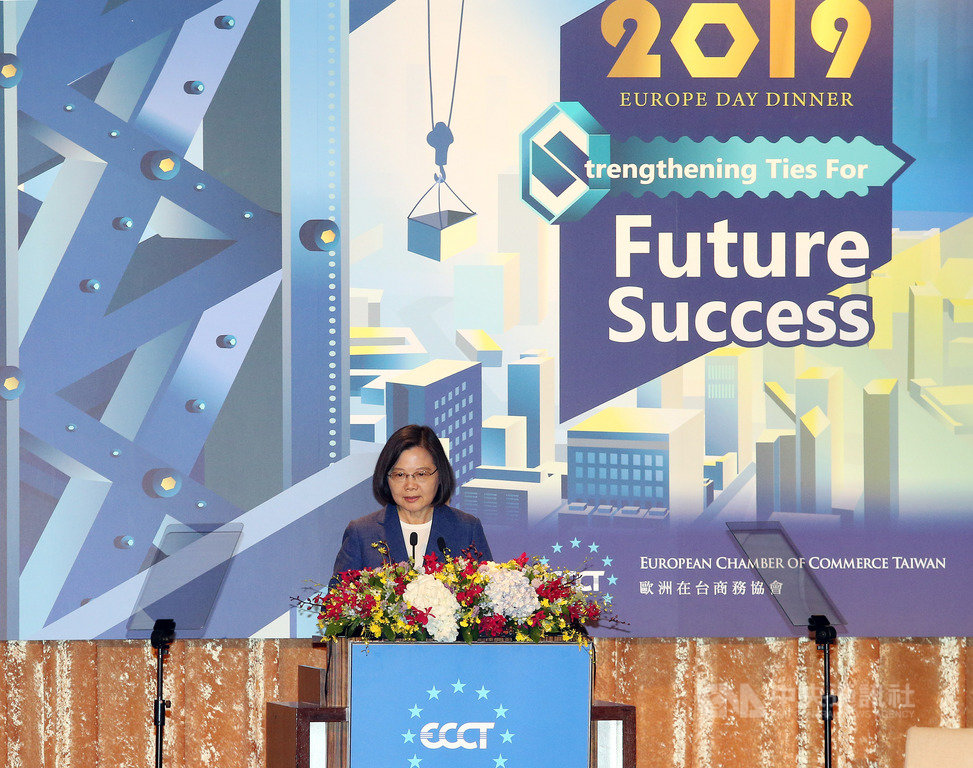 歐洲商會15日晚間在台北舉辦2019歐洲日晚宴,總統蔡英文率多名部會首長出席,並登台發表演說。中央社記者郭日曉攝 108年5月15日
