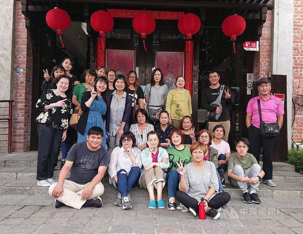 前台中市副市長林依瑩(立者前排左3)卸任後,遷至達觀部落定居,更開辦培訓班,第一線推動長照服務。(林依瑩提供)中央社記者趙麗妍傳真 108年5月15日