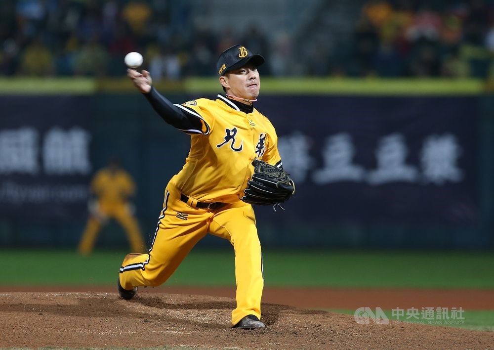 中信兄弟投手鄭凱文(圖)15日第7局登板,先被陳重羽敲二壘安打,製造2個出局數後,兄弟投手教練佛斯特要走上投手丘準備換投,但鄭凱文沒有等投手教練上來,就自行拋球走下場。(中央社檔案照片)