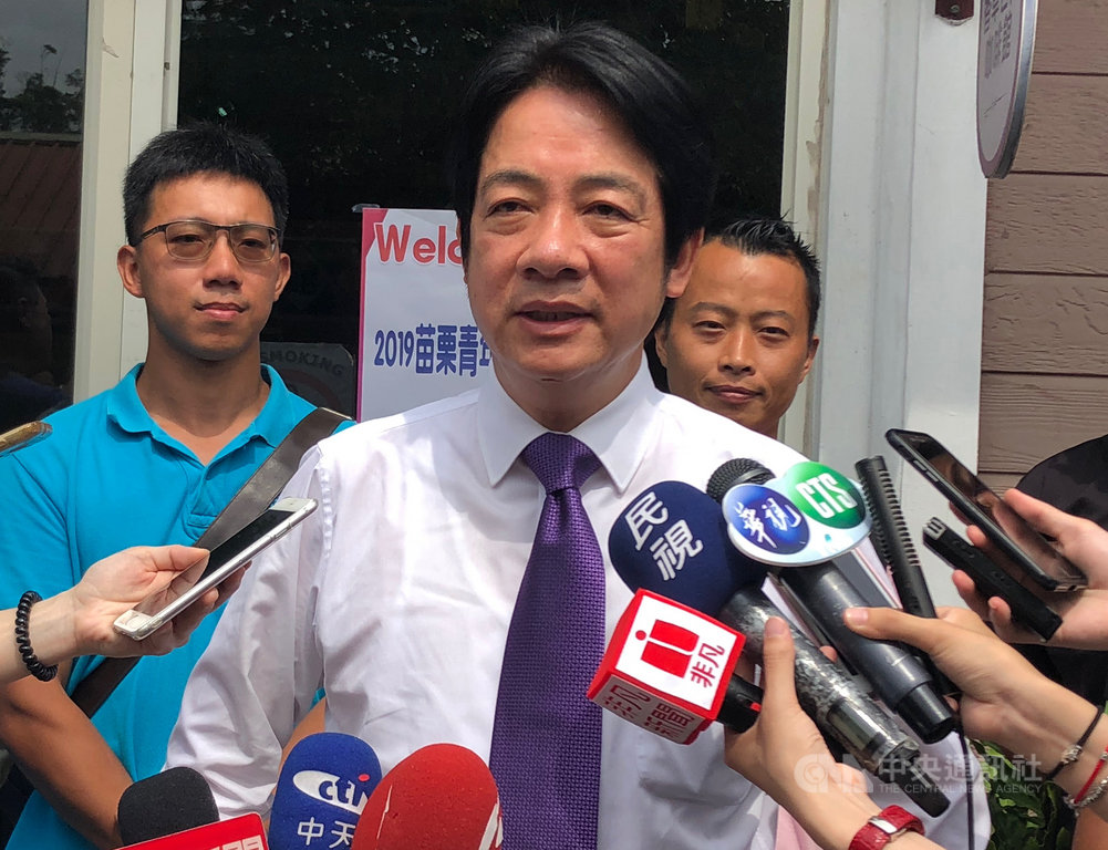 高雄市長韓國瑜拋出未來修憲總統兼任行政院長的可能性,前行政院長賴清德(前)16日受訪指出,如果把總統制的三權分立與內閣制的立法、行政一體混為一談,是「四不像」。中央社記者管瑞平攝 108年5月16日