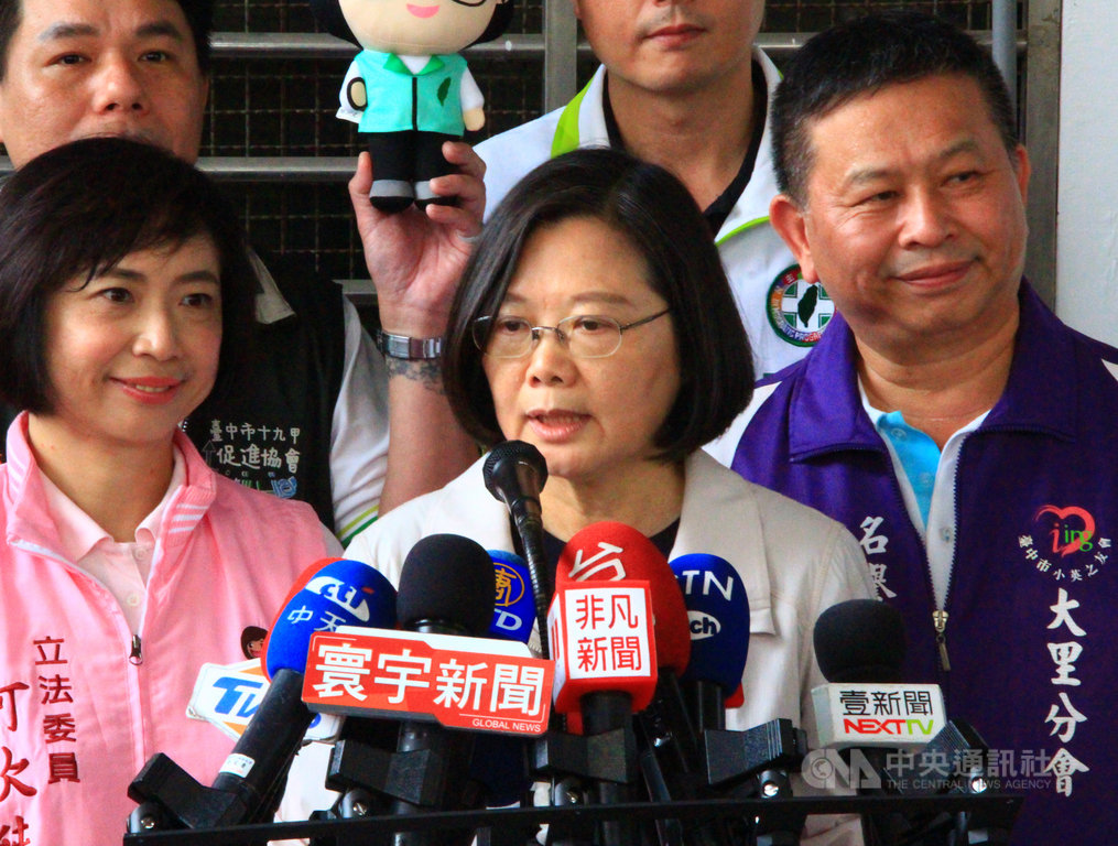 總統蔡英文(前中)16日到台中參訪,針對高雄市長韓國瑜提出「總統兼行政院長」的主張,蔡總統受訪表示,現在台灣的總統是蔡英文,「總統的事情就交給我,那他好好去做市政。」中央社記者蘇木春攝 108年5月16日
