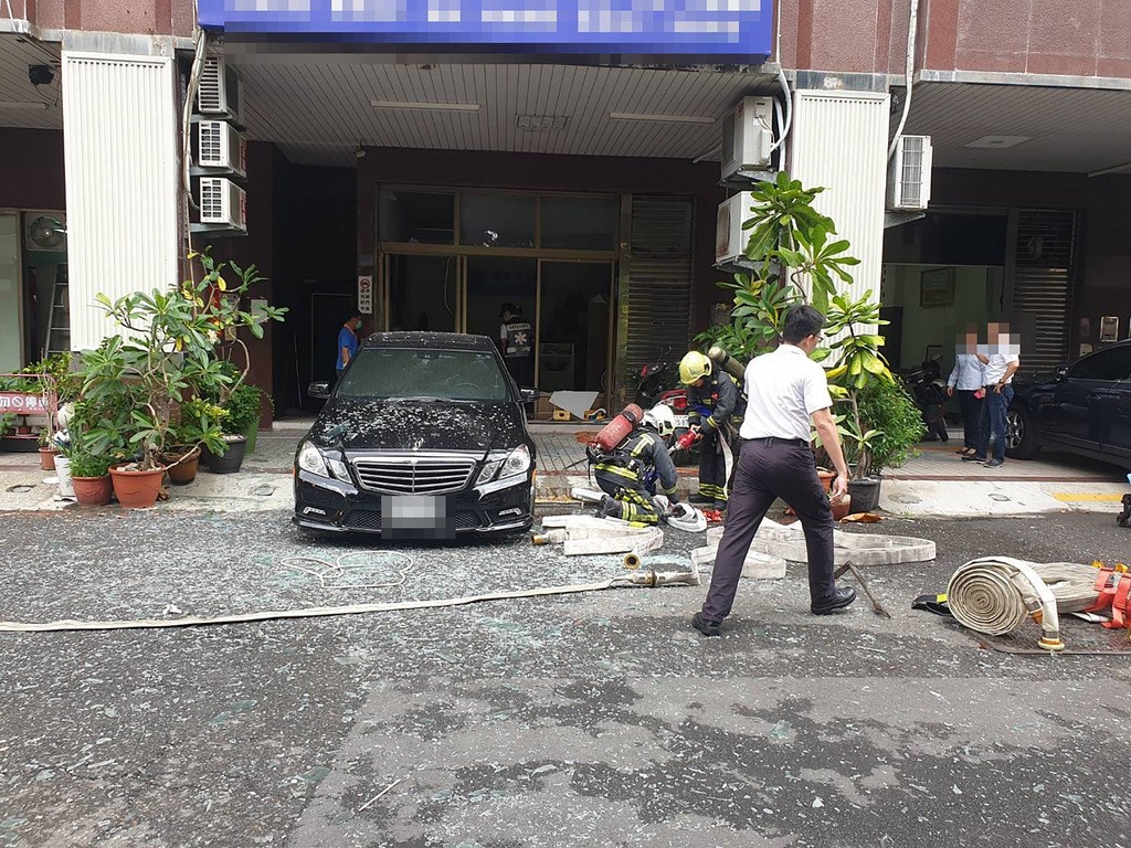 高雄市鼓山區民康街一家設計公司15日中午發生爆炸並冒出黑煙,震碎門窗玻璃,停在1樓騎樓的自小客車也遭波及。(翻攝照片)中央社記者程啟峰高雄傳真 108年5月15日