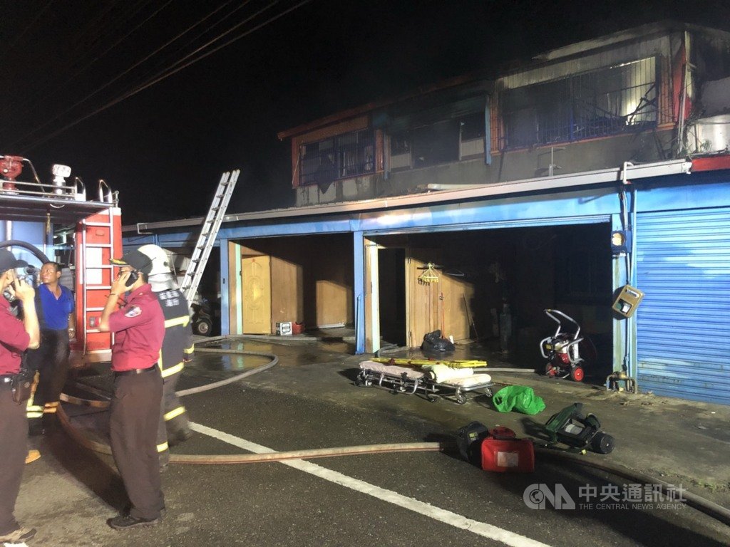 苗栗縣後龍鎮中華路一處民宅15日深夜發生火警,消防隊據報趕往灌救撲滅火勢後,在2樓客廳發現一名72歲老婦逃生不及葬身火窟。中央社記者管瑞平攝108年5月16日