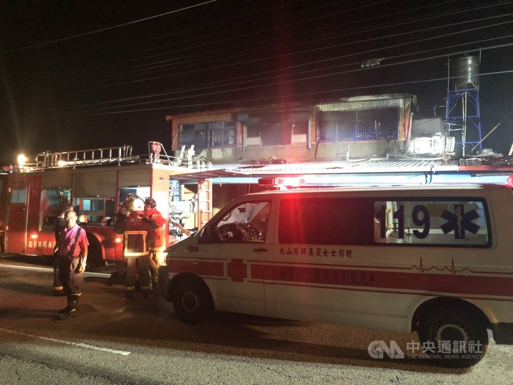 苗栗縣後龍鎮中華路一處民宅15日深夜發生火警,消防隊據報趕往灌救撲滅火勢後,在2樓客廳發現一名72歲老婦逃生不及葬身火窟。中央社記者管瑞平攝108年5月16日