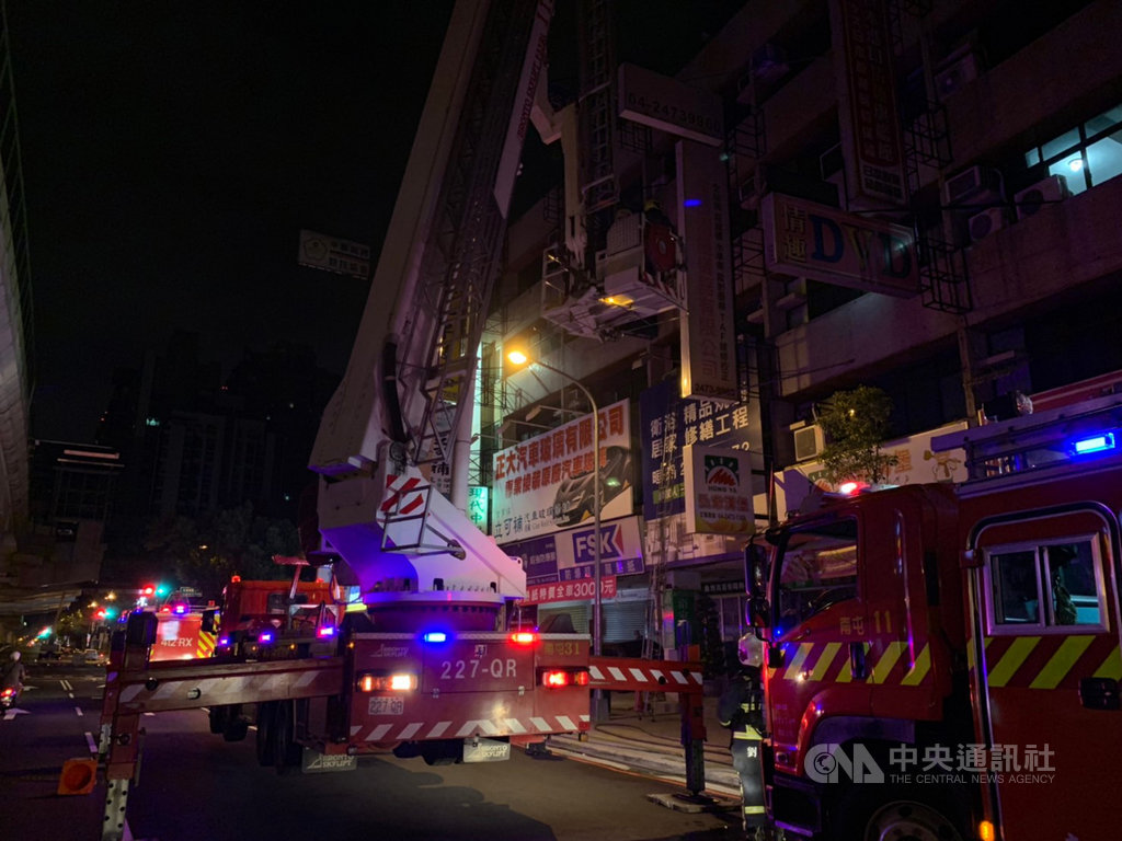 台中市紀姓男子16日凌晨因不滿妻子要離婚,酒後與兩名兒子反鎖屋內,揚言開瓦斯自殺,消防人員獲報到場後,先以雲梯車試圖破門進入,但紀男持菜刀揮舞,警方進屋內談判近4小時,趁紀男不備以辣椒水壓制逮捕。(台中市消防局提供)中央社記者蘇木春傳真 108年5月16日