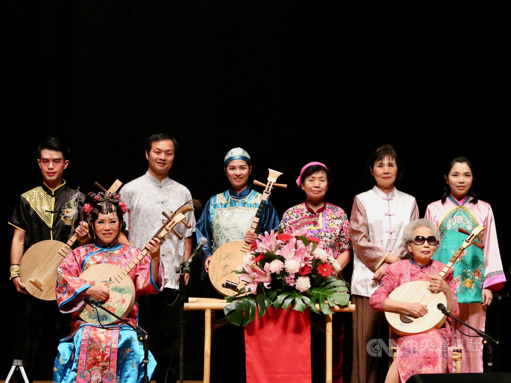「楊秀卿說唱藝術團」今年推出的年度大戲「青竹絲奇案」,由唸歌國寶大師楊秀卿(前右)親自率領徒子徒孫們,進行全台巡演,首演26日從屏東開跑。(屏東文化處提供)中央社記者郭芷瑄傳真 108年5月16日