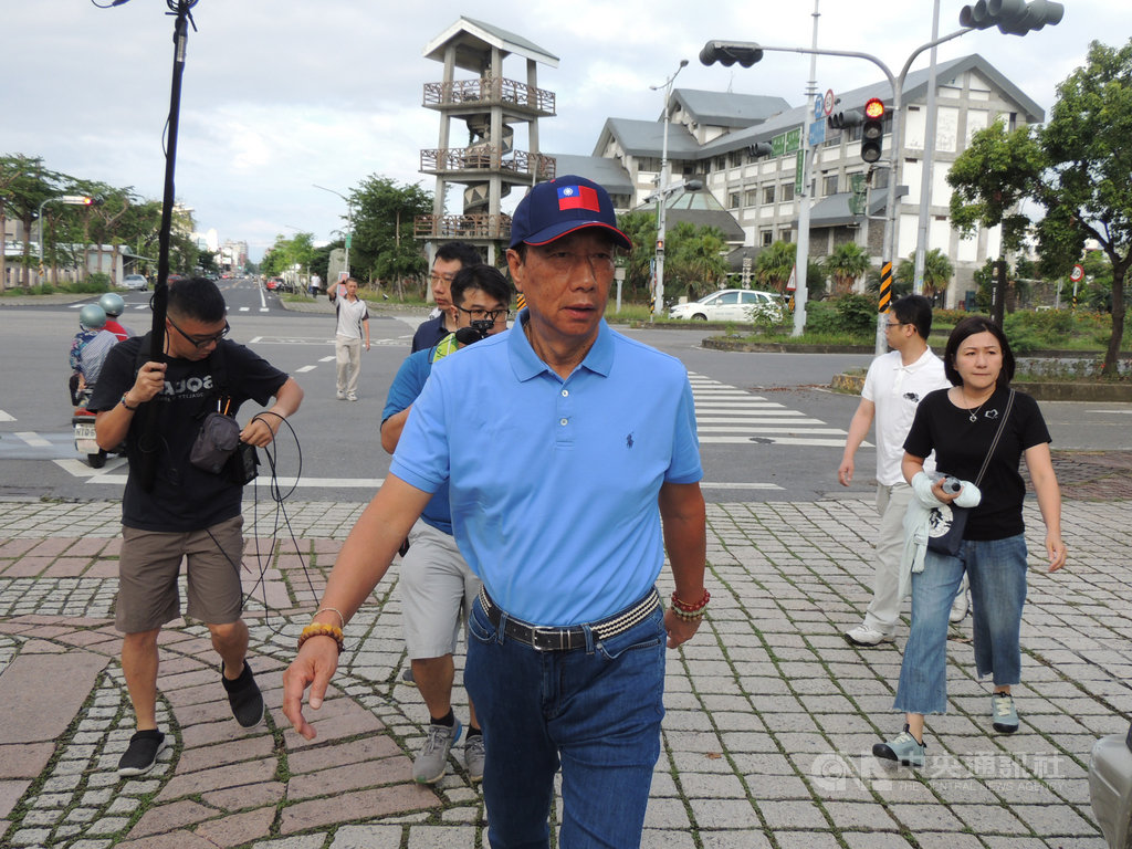 鴻海集團董事長郭台銘(前)展開3天2夜的花東產業之旅,15日夜宿台東,16日清晨前往台東市森林公園散步。中央社記者盧太城台東攝 108年5月16日