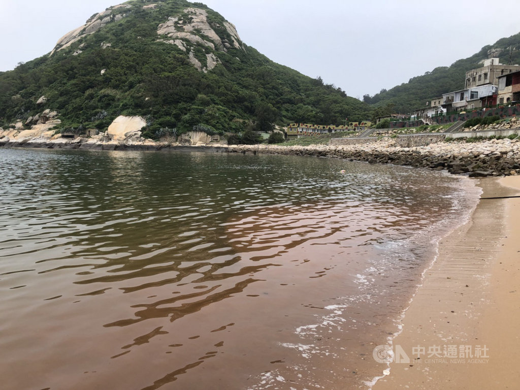 馬祖進入藍眼淚季節,相關海域16日上午出現今年密度最高的赤潮,以緩流區內灣為最容易聚集。(北竿大坵壹號娛樂漁船提供)中央社 108年5月16日