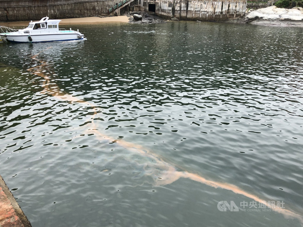 馬祖進入藍眼淚季節,相關海域16日上午出現今年密度最高的赤潮,有漁民說,白天若赤潮多,晚上藍眼淚就多,而且南風又比北風好,接下來馬祖進入南風期,水溫也升高,狀況會相對穩定,一直到8月都會有藍眼淚出現。(北竿大坵壹號娛樂漁船提供)中央社 108年5月16日
