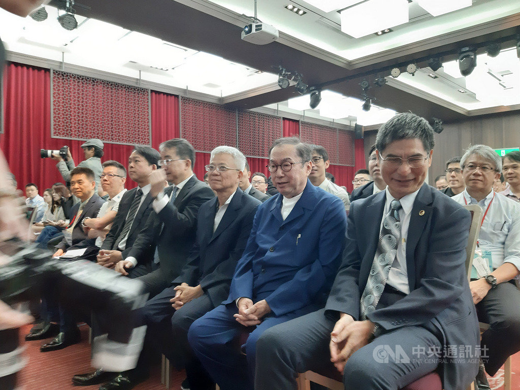 科技部長陳良基(右1)、廣達電腦董事長林百里(右2)16日出席「台灣計算雲論壇年會」,宣布AI國家隊打造超級電腦台灣杉二號,將為台灣計算雲上線提供服務。中央社記者潘智義攝 108年5月16日