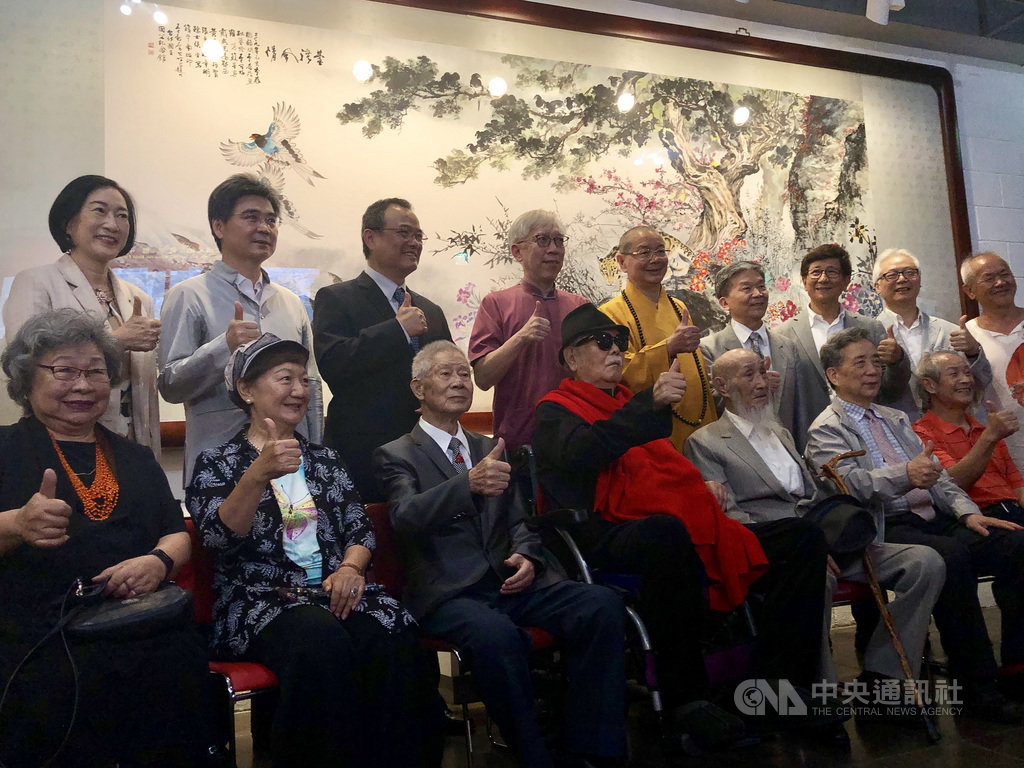 國父紀念館16日舉行47週年館慶,館長梁永斐(後排左4)邀請台灣12位書畫名家共繪的巨幅畫作「台灣風情」也同時揭幕。中央社記者洪健倫攝 108年5月16日