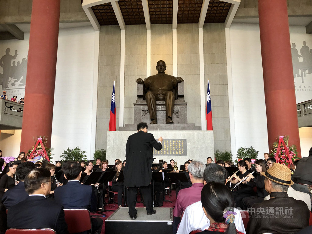 國父紀念館16日舉行47週年館慶典禮,NTSO台灣管樂團受邀演出多首曲目,並由團長劉玄詠擔任指揮。中央社記者洪健倫攝 108年5月16日
