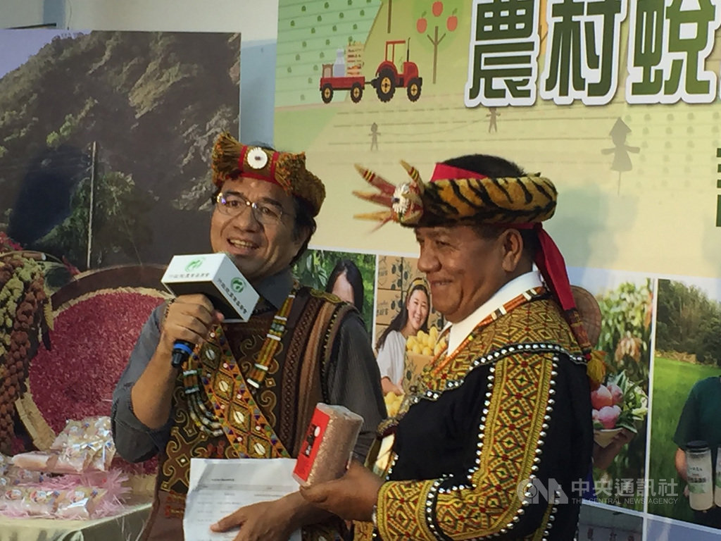 為協助受莫拉克風災重創的屏東大武村等原民部落農村再生,農委會引介主流通路採購台灣紅藜推出新款飯糰與涼麵,大武部落議會主席柯海燕盼民眾挺農村再生,到超商購買新款紅藜商品。中央社記者楊淑閔攝 108年5月16日