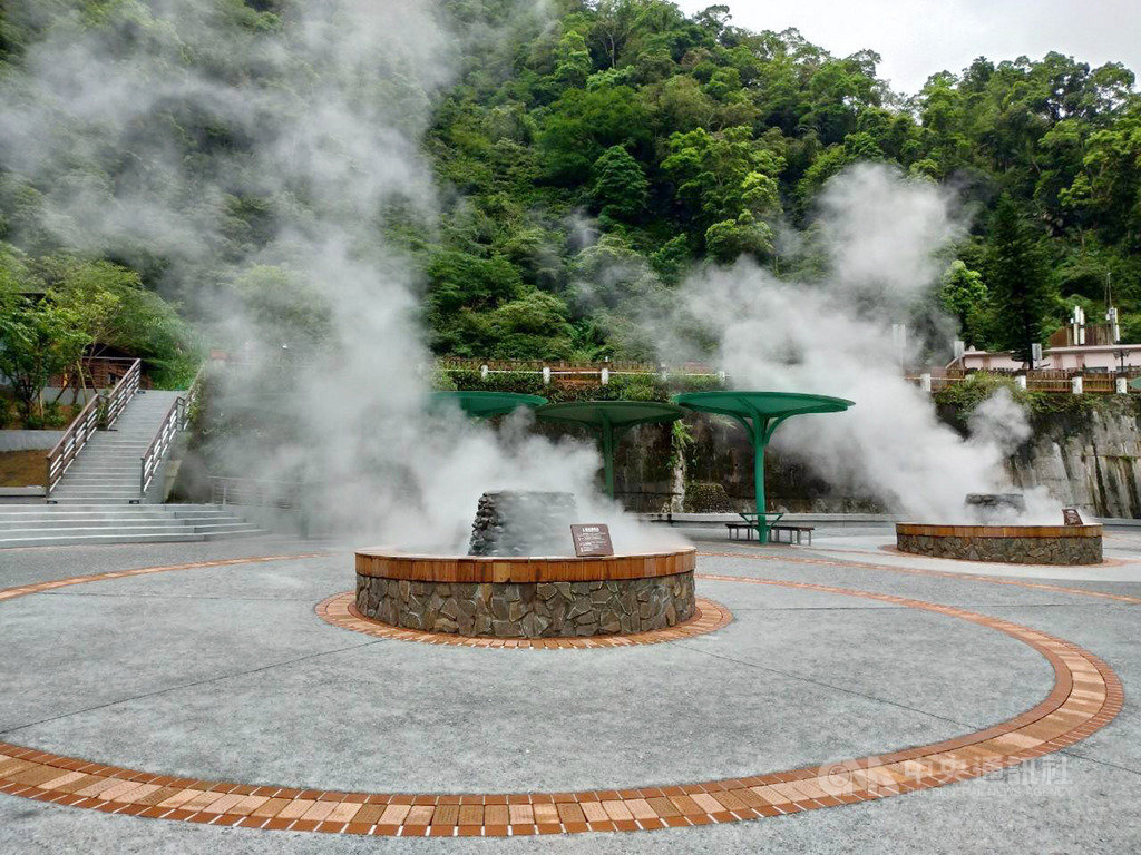經過8個月改建,宜蘭太平山國家森林遊樂區的鳩之澤溫泉煮蛋區將於21日重新啟用,改善後的煮蛋槽將由原有的1座增加為2座,可緩減煮蛋區人潮的擁擠程度、增加安全性。(羅東林管處提供)中央社記者沈如峰宜蘭縣傳真 108年5月16日