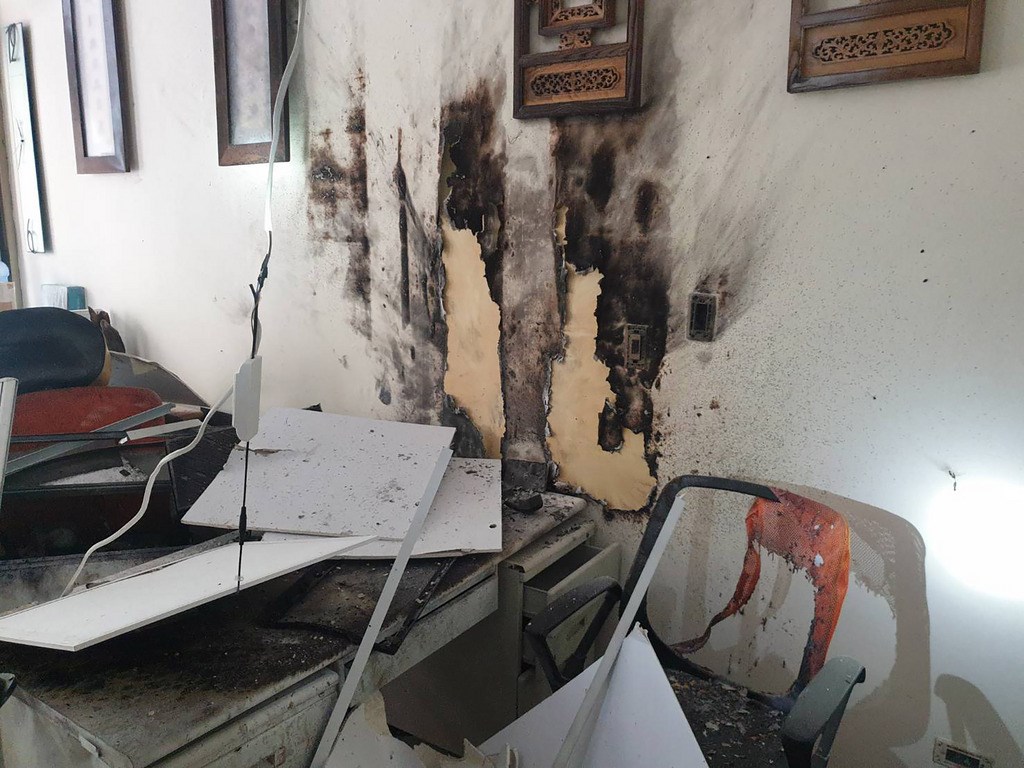 高雄市鼓山區一家設計公司15日發生包裹爆炸,消防人員趕到現場時已無火煙,一名中年男子重傷倒臥在1樓陷入昏迷,全身約80%燒燙傷,經送醫仍未脫險。(翻攝照片)中央社記者程啟峰高雄傳真 108年5月15日