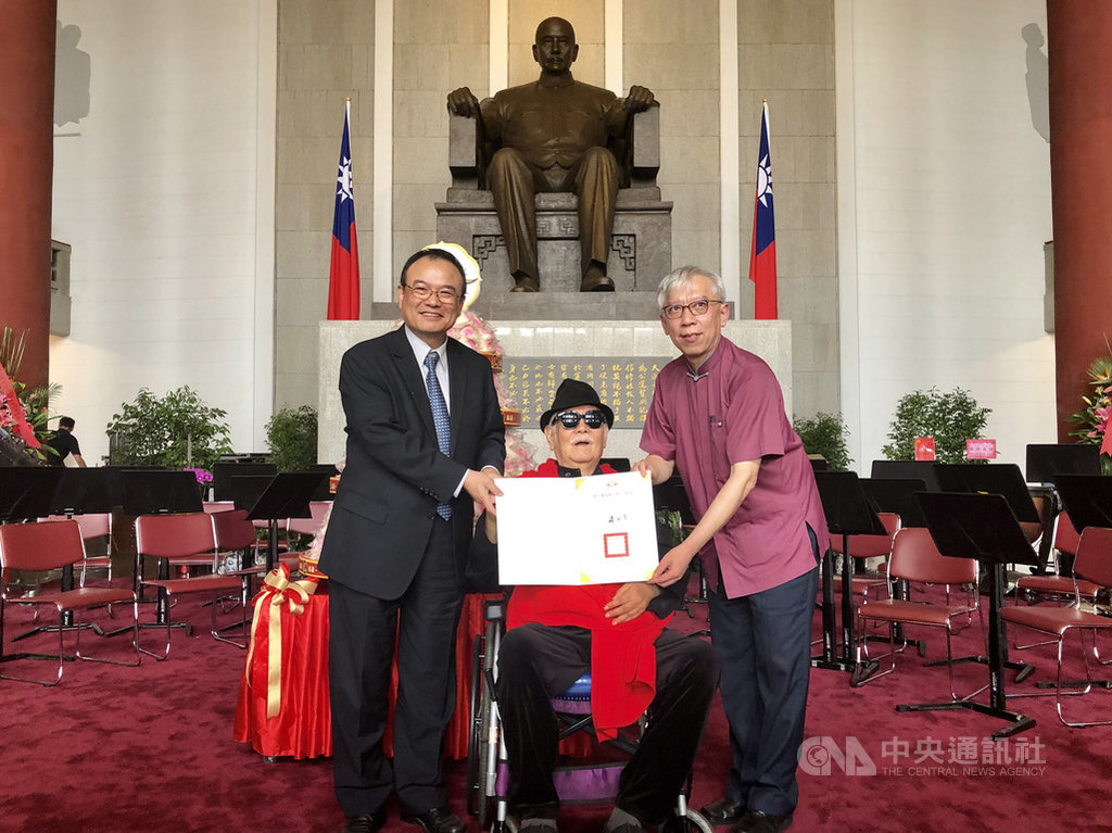 國父紀念館邀請台灣12位書畫名家共繪巨幅畫作「台灣風情」,並由國畫大師李奇茂(中)擔任總顧問,16日文化部政務次長蕭宗煌(左)與國父紀念館館長梁永斐(右)一同頒贈感謝狀給李奇茂。中央社記者洪健倫攝 108年5月16日