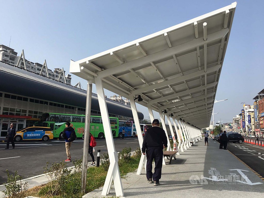 屏東縣連續6年機車密度居全台之冠,屏東縣政府16日表示,縣府正努力推動完善的公共運輸服務。屏東轉運站(圖)去年啟用,讓屏東公共運輸邁向新的里程碑。中央社記者郭芷瑄攝 108年5月16日