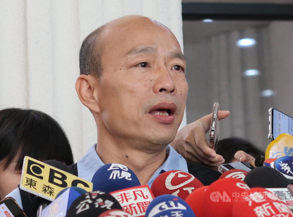 高雄市長韓國瑜(前)16日受訪表示,拋出總統兼閣揆的說法是因為他關切國家未來的發展,也觀察到國家憲政體制出了問題,沒有其他的惡意,這都是可探討的議題。中央社記者王淑芬攝 108年5月16日