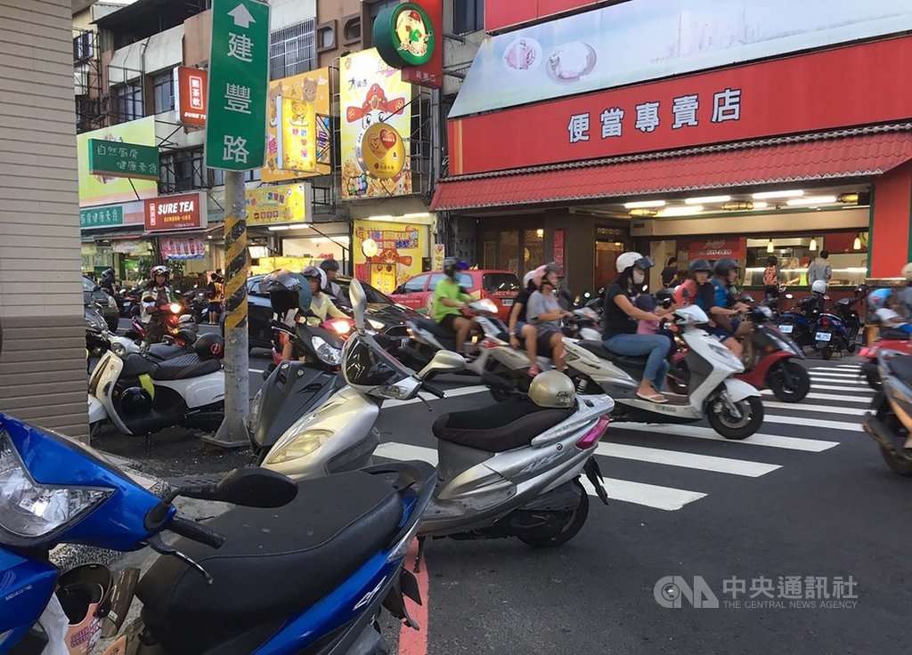 屏東縣連續6年機車密度居全台之冠,主因是屏東縣幅員廣大且民眾普遍認為公共運輸不便所致,屏東縣政府16日表示,正努力推動完善的公共運輸服務。中央社記者郭芷瑄攝 108年5月16日