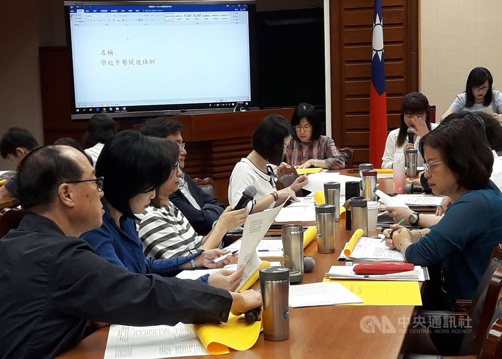 立法院教育及文化委員會16日審查「學校午餐促進條例」草案等案,目前行政院版學校午餐專法草案尚未出爐,教育及文化委員會請教育部與地方政府、其他部會、各級學校、民間團體充分溝通,9月以前提出行政院版草案併案審查。中央社記者范正祥攝 108年5月16日