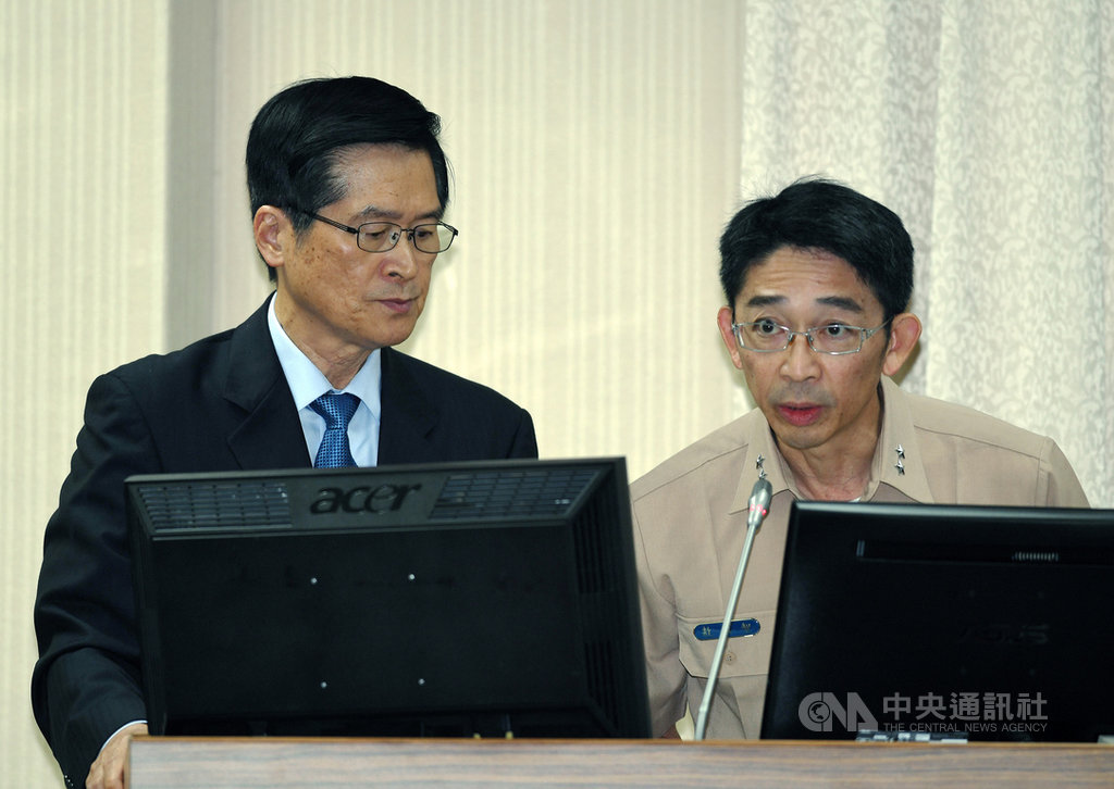海軍參謀長敖以智(右)16日在立法院,對立委質詢沱江艦將量產一事表示,中國航空母艦遼寧號大約是30節左右,沱江艦是滿載30節以上,包含武器裝備掛載。左為國防部長嚴德發。中央社記者施宗暉攝 108年5月16日